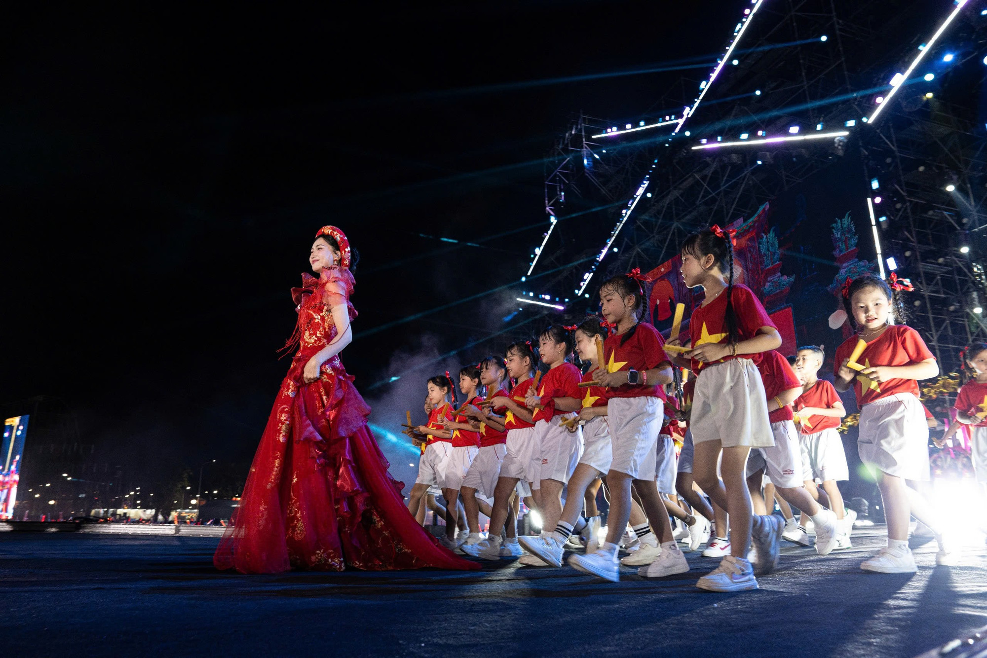 Hòa Minzy cùng 200 em nhỏ đến từ Lạc Xá, Bắc Ninh Ninh trong màn biểu diễn ca khúc “Bắc Bling”. z6937572383206-735183477302c9e2616a553736fbe2b5.jpg