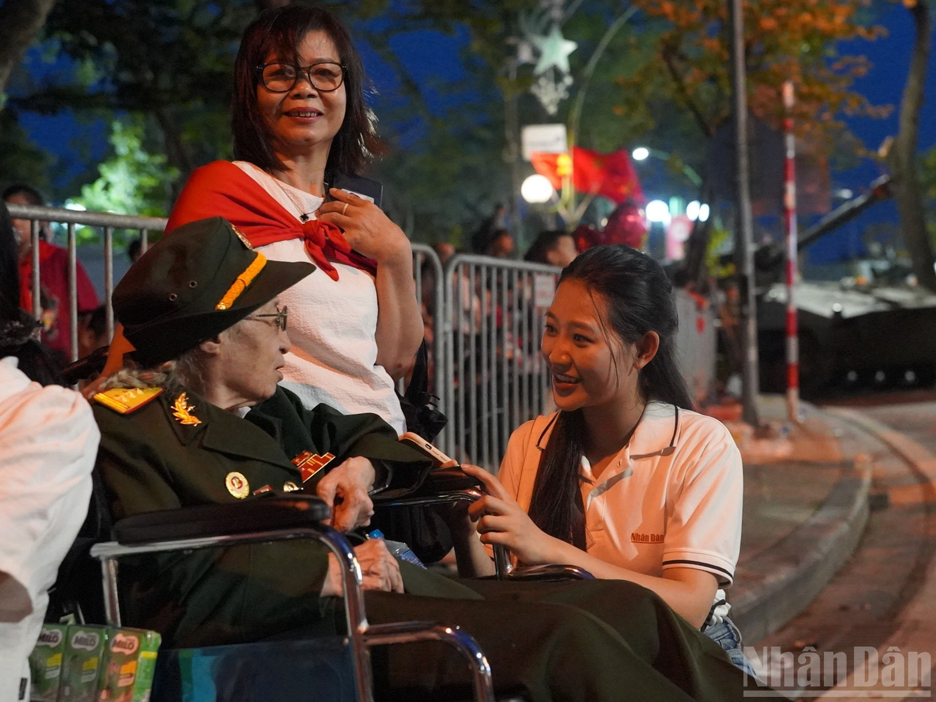 Bà Hợp, với trí nhớ vẫn còn rất minh mẫn, chia sẻ những câu chuyện về những ngày tháng lịch sử của đất nước. ndo_br_dsc04636.jpg