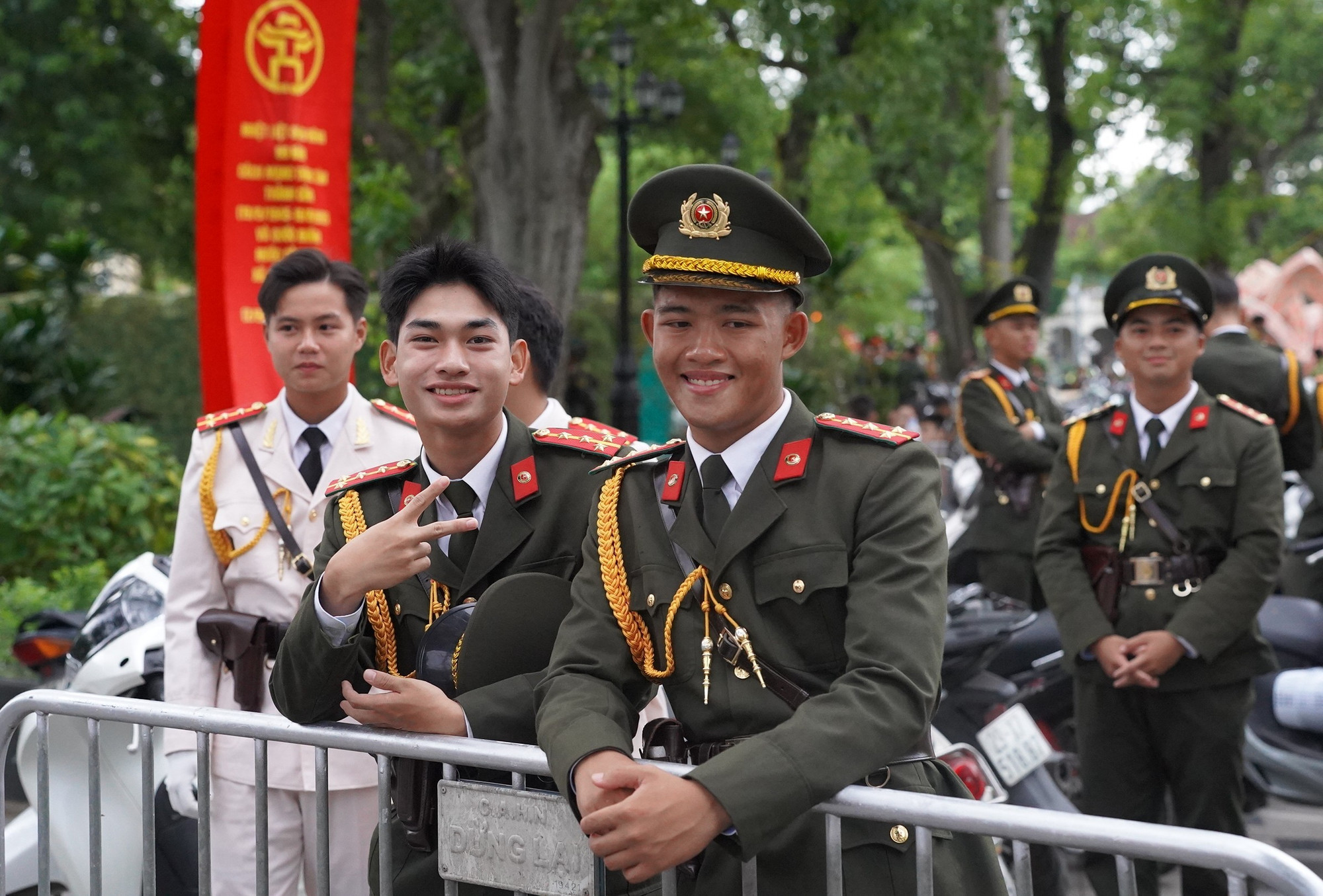 Có người kịp tạo dáng, có người không nhưng sự tự nhiên ấy lại làm nên nét đẹp chân thực của người lính trong ngày hội lớn của dân tộc. dsc04530.jpg