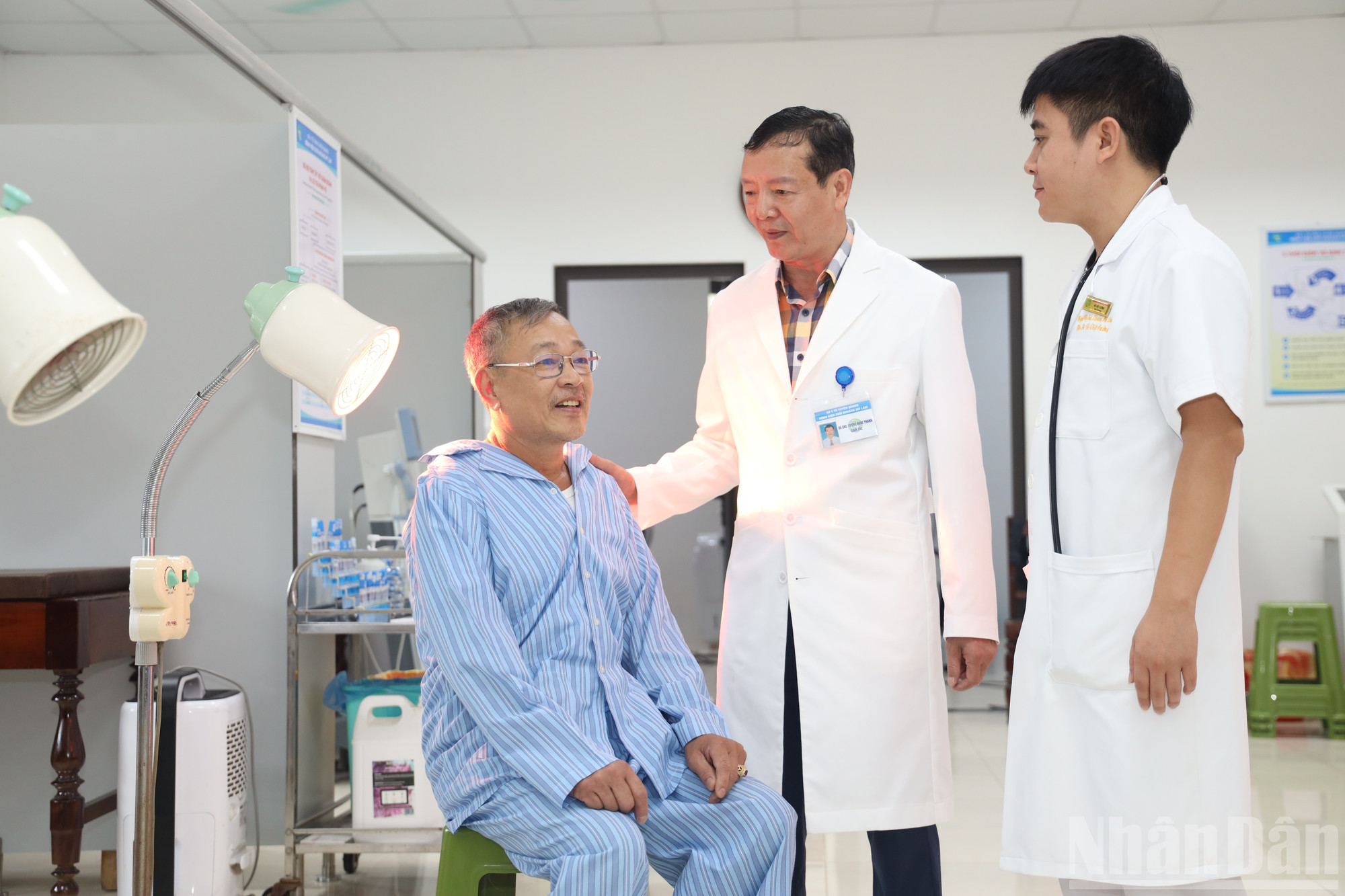 Bác sĩ chuyên khoa II Vương Ngọc Thanh, Giám đốc Bệnh viện Suối khoáng Mỹ Lâm khám và tư vấn cho bệnh nhân. ndo_br_ong-nguyen-dang-tuan-thuong-binh-hang-44-o-xa-luc-yen-tinh-lao-cai-cam-thay-rat-hai-long-voi-su-cham-soc-nhiet-tinh-chu-dao-cua-cac-bac-si-tai-benh-vien.jpg