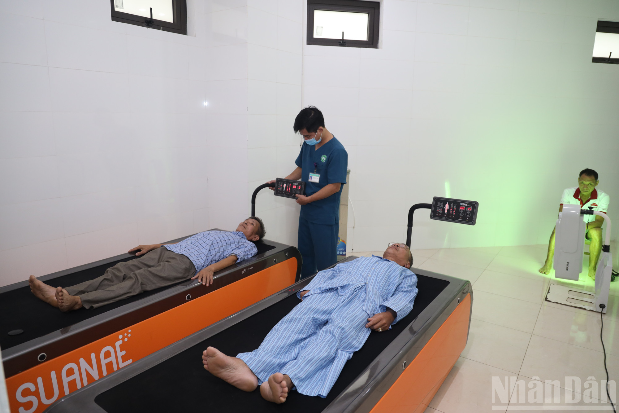 Bệnh nhân điều trị liệu trình thủy trị liệu khô tại bệnh viện. ndo_br_benh-nhan-dieu-tri-lieu-trinh-thuy-tri-lieu-kho-tai-benh-vien.jpg