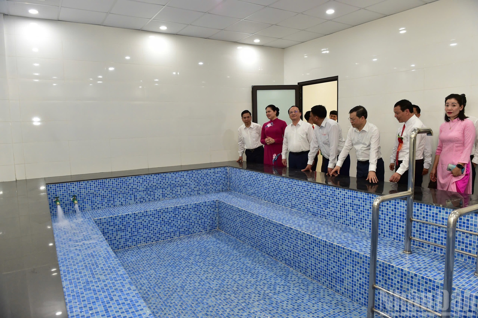 Khu điều trị bằng nước khoáng nóng của bệnh viện Suối khoáng Mỹ Lâm. ndo_br_cac-dai-bieu-tham-quan-khu-dieu-tri-bang-nuoc-khoang-nong-cua-benh-vien-suoi-khoang-my-lam-sau-le-khanh-thanh.jpg