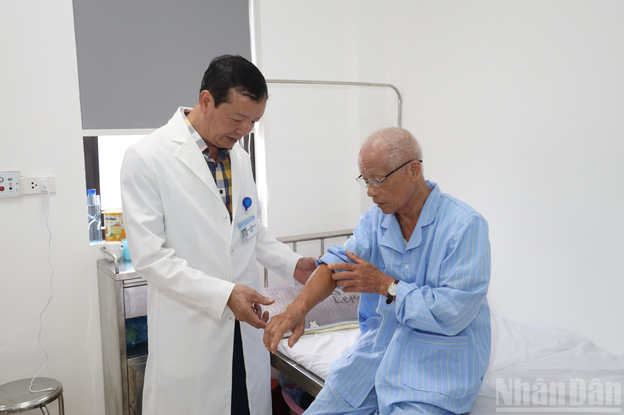 Ông Đặng Tuấn Nghĩa, 83 tuổi, ở xã Cổ Đô, thành phố Hà Nội bị bệnh vảy nến bằng nước khoáng đã khỏi bệnh. ndo_br_ong-dang-tuan-nghia-83-tuoi-o-xa-co-do-thanh-pho-ha-noi-sau-thoi-gian-ngan-dieu-tri-benh-vay-nen-bang-nuoc-khoang-da-khoi-benh.jpg