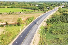 Quốc lộ 30 đoạn Cao Lãnh-Hồng Ngự giai đoạn 3 đã được nâng cấp, đưa vào hoạt động.