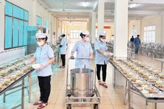 Nhân viên hậu cần Lữ đoàn 189 chuẩn bị suất ăn cho bộ đội.