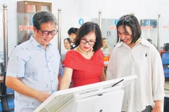 Người dân trải nghiệm ứng dụng công nghệ tại Trung tâm phục vụ hành chính công xã Yên Bình, tỉnh Lào Cai.