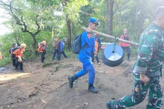 Một trực thăng của không quân tham gia tìm kiếm đã phát hiện một mảnh cửa sổ máy bay trong khu rừng trên sườn núi Bulusaraung. Ngay sau đó, lực lượng cứu hộ mặt đất tìm thấy nhiều mảnh vỡ lớn, được cho là phần thân chính và đuôi máy bay, nằm rải rác trên một sườn núi dốc. (Ảnh: THX/TTXVN)