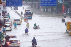Lực lượng chức năng tổ chức điều tiết, phân luồng, bảo đảm an toàn giao thông cho người dân lưu thông qua khu vực Nguyễn Trãi.