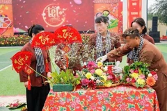 Thi bày mâm ngũ quả.