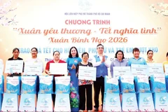 Lãnh đạo Thành phố Hồ Chí Minh trao quà Tết tặng người dân. (Ảnh: PHAN ANH)