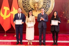 Đại diện các Chi bộ: Phòng Chính trị, Phòng Kinh tế và Khối Báo chí Việt Nam tại Trung Quốc nhận Giấy khen cho tập thể đạt thành tích "Hoàn thành xuất sắc nhiệm vụ" tiêu biểu năm 2025.