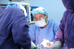 Tiến sĩ, Bác sĩ Nguyễn Quang Vịnh cùng kíp phẫu thuật nỗ lực khắc phục tổn thương cho người bệnh tai nạn pháo nổ. (Ảnh do bệnh viện cung cấp)