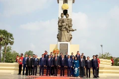 Tổng Bí thư Tô Lâm cùng Đoàn đại biểu cấp cao Đảng, Nhà nước Việt Nam dâng hương, dâng hoa tại Đài Hữu nghị Campuchia-Việt Nam ở Thủ đô Phnom Penh. (Ảnh: ĐINH TRƯỜNG)