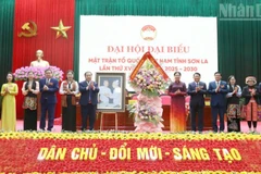 Đồng chí Hà Thị Nga, Ủy viên Trung ương Đảng, Phó Chủ tịch Ủy ban Trung ương Mặt trận Tổ quốc Việt Nam tặng hoa chúc mừng Đại hội đại biểu Ủy ban Mặt trận Tổ quốc Việt Nam tỉnh Sơn La lần thứ XVI, nhiệm kỳ 2025-2030.