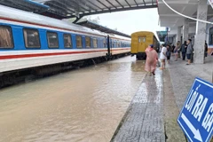 Nhiều điểm ngập nước, sạt lở và tiềm ẩn nguy cơ mất an toàn chạy tàu, ngành Đường sắt buộc phải ngừng hoạt động 25 đoàn tàu.