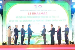Đại diện lãnh đạo tỉnh Hà Tĩnh, Cục Xúc tiến thương mại thực hiện nghi thức khai mạc hội chợ.
