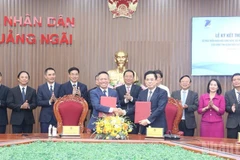 Lãnh đạo tỉnh Quảng Ngãi và Tập đoàn VNPT thực hiện nghi thức ký kết thỏa thuận hợp tác về phát triển khoa học công nghệ, đổi mới sáng tạo và chuyển đổi số giai đoạn 2025-2030.