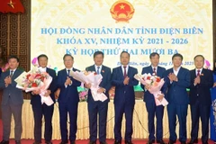 Đồng chí Trần Tiến Dũng, Bí thư Tỉnh ủy Điện Biên cùng các đồng chí trong Ban Thường vụ Tỉnh ủy tặng hoa, chúc mừng đồng chí Lò Văn Phương (thứ 3 từ trái sang), nguyên Chủ tịch Hội đồng nhân dân tỉnh đã hoàn thành nhiệm vụ; chúc mừng hai đồng chí được tín nhiệm, bầu lãnh đạo Hội đồng nhân dân và Ủy ban nhân dân tỉnh. 