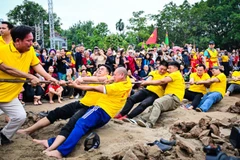 Chương trình kỷ niệm 10 năm nghi lễ và trò chơi kéo co được UNESCO công nhận là Di sản văn hóa phi vật thể đại diện của nhân loại thu hút đông đảo du khách trong nước và quốc tế. (Ảnh BẢO LONG)