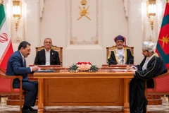 Quốc vương Oman Haitham bin Tariq Al Said (bên phải, phía sau) và Tổng thống Iran Masoud Pezeshkian (bên trái, phía sau) tham dự lễ ký kết tại Muscat, Oman, ngày 27/5/2025. (Nguồn: TÂN HOA XÃ)