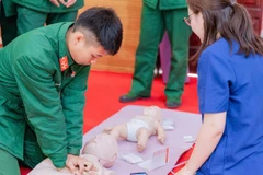 Cán bộ y tế Bệnh viện đa khoa Hùng Vương hướng dẫn chiến sĩ Sư đoàn 316 kỹ năng xử trí cấp cứu.