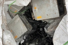 Máy "đào" tiền điện tử trong lô hàng lậu bị Công an Quảng Trị thu giữ.