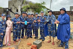 Chỉ huy Lữ đoàn 161 kiểm tra công tác cứu hộ, cứu nạn, giúp đỡ nhân dân sau mưa lũ.