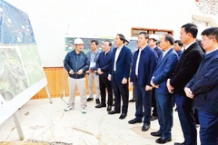 Thường trực Tỉnh ủy Thái Nguyên kiểm tra công tác giải phóng mặt bằng dự án đường cao tốc Chợ Mới-Bắc Kạn. (Ảnh QUÝ ĐÔN)