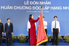 Phó Chủ tịch nước Võ Thị Ánh Xuân trao Huân chương Độc lập hạng Nhất cho Bệnh viện Thống Nhất.