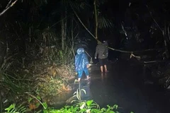 Công an xã phối hợp Bộ đội Biên phòng và lực lượng chức năng xã Kim Ngân, tỉnh Quảng Trị xuyên đêm tìm kiếm chị Một.