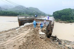 Lực lượng khắc phục thiệt hại do mưa lũ.