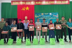 Lãnh đạo Phòng An ninh chính trị nội bộ, Công an tỉnh Quảng Ngãi và các đơn vị tặng quà hộ nghèo.