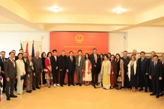 Đồng chí Phan Đình Trạc gặp gỡ cán bộ, nhân viên Đại sứ quán và cộng đồng Việt Nam tại Bồ Đào Nha. (Ảnh: Anh Hiển - TTXVN)