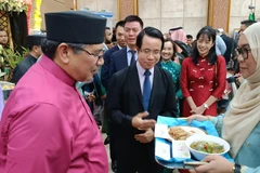 Giới thiệu về món phở và nem Việt Nam tại một sự kiện văn hóa ở Brunei. (Ảnh ĐẠI SỨ QUÁN VIỆT NAM TẠI BRUNEI)