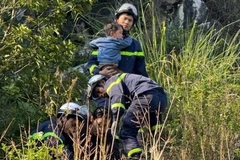 Lực lượng chức năng tiếp cận được nạn nhân bị mắc kẹt. (Ảnh: Công an thành phố Hà Nội)