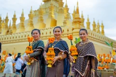 Người dân tham gia lễ hội That Luang ở Lào. (Ảnh: TÂN HOA XÃ)