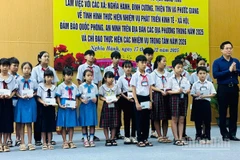 Chủ tịch Ủy ban nhân dân tỉnh Quảng Ngãi Nguyễn Hoàng Giang tặng quà học sinh có hoàn cảnh khó khăn.
