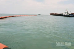 Phao quây biển chung quanh khu vực tàu bị nạn và sẵn sàng ứng phó sự cố tràn dầu