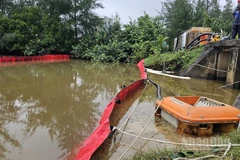 Các đơn vị tập trung nhiều biện pháp xử lý sự cố tràn dầu ra môi trường.