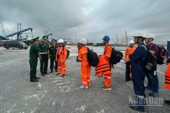 Cán bộ, chiến sĩ biên phòng thực hiện các thủ tục cho các thủy thủ.