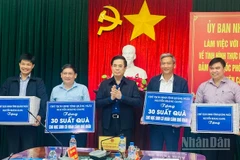 Chủ tịch Ủy ban nhân dân tỉnh Quảng Ngãi Nguyễn Hoàng Giang tặng quà học sinh khó khăn và động viên các xã miền núi.