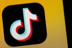 Biểu tượng ứng dụng TikTok trên màn hình điện thoại di động. (Ảnh: Kyodo/TTXVN)
