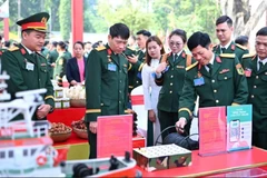 Các đại biểu tham quan khu vực trưng bày, triển lãm của Đại hội.