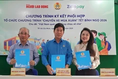 Đại diện 3 đơn vị chính thức ký kết khởi động Chuyến xe mùa Xuân 2026 (Ảnh: THÙY DƯƠNG)