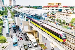Đường sắt đô thị tại Hà Nội đang được đẩy nhanh tiến độ triển khai. Trong ảnh: tàu điện chạy đoạn trên cao tuyếnđường sắt số 3 Nhổn-ga Hà Nội.