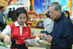 Người dân mua sắm tại hội chợ.