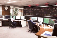 Kỹ sư trực vận hành tại Trung tâm Điều độ Hệ thống điện quốc gia, nơi trực tiếp điều hành hệ thống điện toàn quốc.