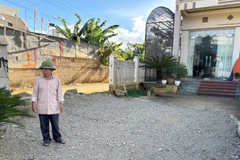 Khu vực sân nhà ông Lê Văn Sinh, tiểu khu Quyết Thắng, xã Mai Sơn đã được đổ đất đá để trám lại vị trí bị sụt lún.