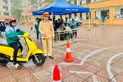 Cán bộ Phòng cảnh sát giao thông tỉnh Lào Cai hướng dẫn tập sa hình đối với học sinh xã Văn Chấn. (Ảnh: THANH SƠN)