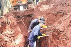 Cán bộ, chiến sĩ Đội K72 (Quân khu 7) đào tìm hài cốt liệt sĩ tại ấp Mang Cải, xã Lộc Tấn, tỉnh Đồng Nai. 